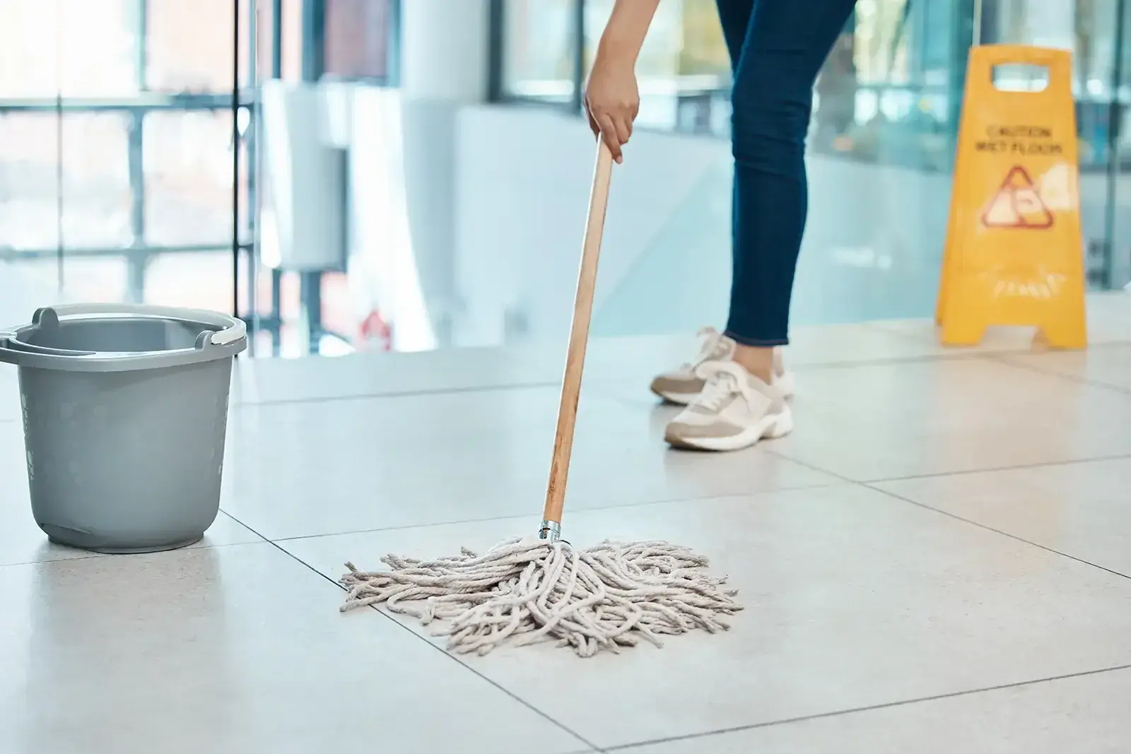 Floor mop cleaning