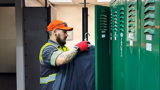 Customer taking laundry delivery from Alsco Representative